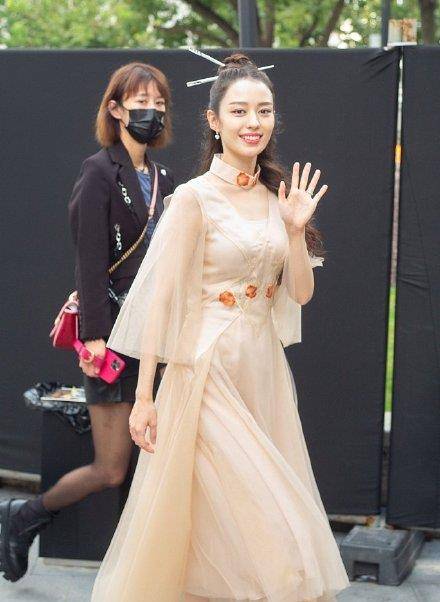 感觉 郎朗妻子吉娜亮相时装周，穿裸粉纱裙仙气，脚上的驴蹄鞋不好看