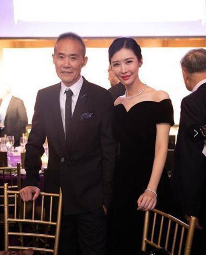 眼光 王石眼光真不赖,田朴珺穿牛仔装配马靴好帅气,1米72长腿太瞩目