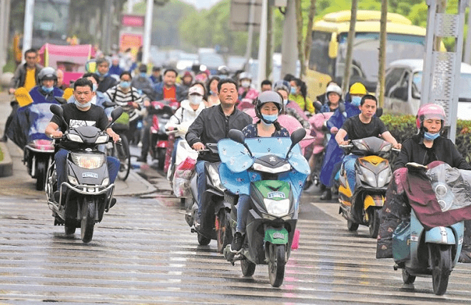 10月,多地严查电动车占道行驶的行为,车主:为什么不从源头抓起_搜狐汽