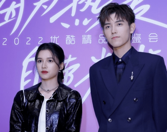 西装女星生图较量：杨紫黑长直显浮肿，热巴红色蕾丝裙，热依扎白西装