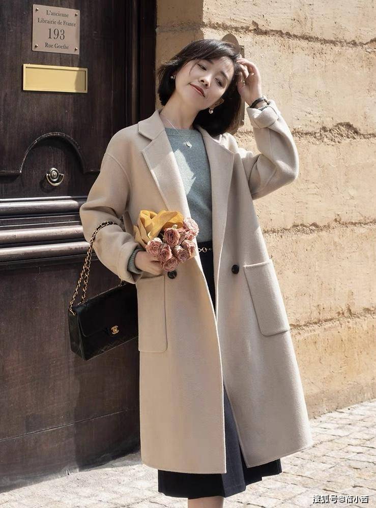 上装 女人年过40别穿得太老气，建议多穿“半身裙”，搭配毛衣高级优雅