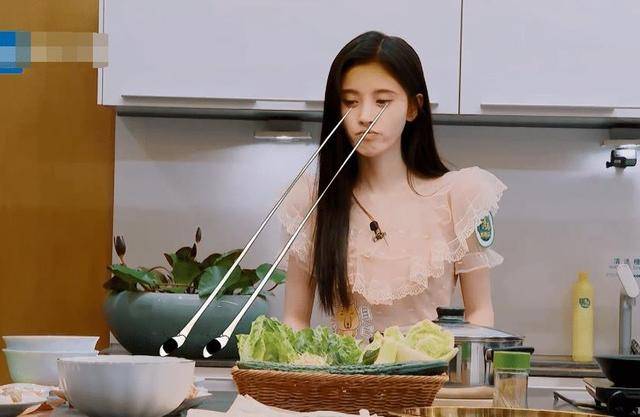 因为|鞠婧祎——被“四千年美女”绑架的人生，连头发丝儿都在努力