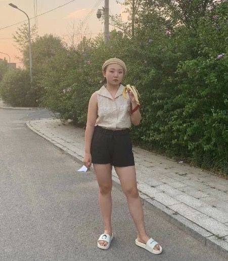 卡戴珊 辣目洋子太可爱，一条白色紧身裤穿出自信，称卡戴珊见了都要认亲