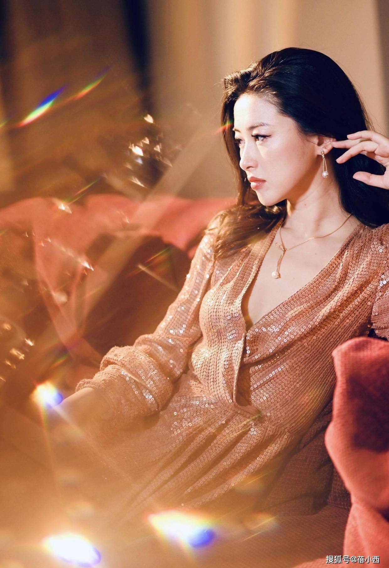面孔 朱珠不愧是“全球最美面孔”，穿香槟色亮片裙拍大片，气质太惊艳
