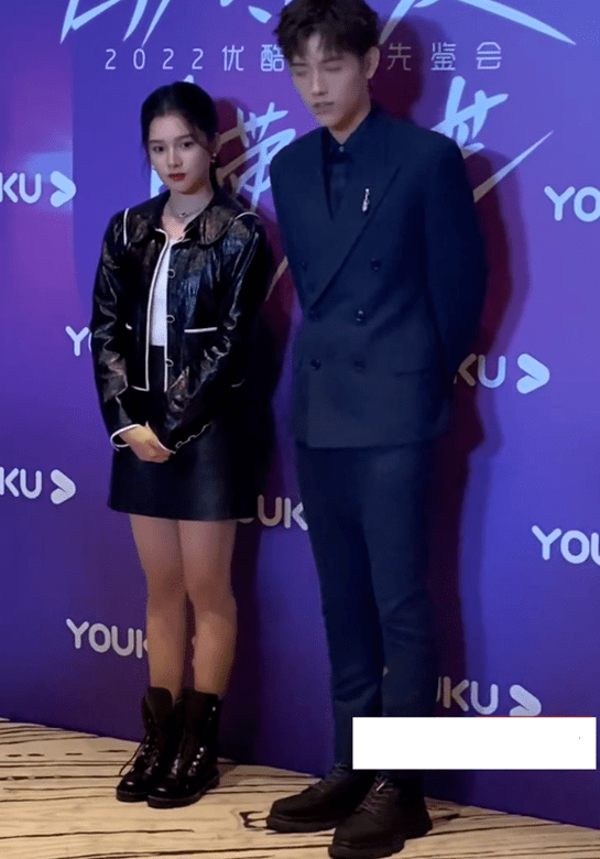 西装女星生图较量：杨紫黑长直显浮肿，热巴红色蕾丝裙，热依扎白西装