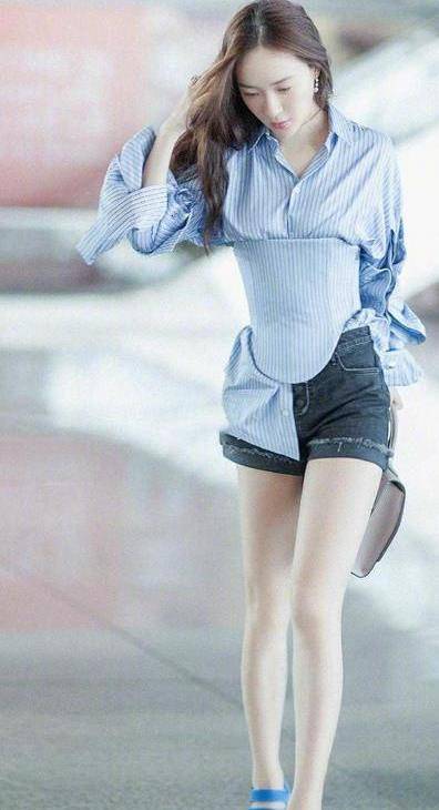 情侣 霍思燕和杜江现身活动，穿情侣衬衫秀恩爱，还搂腰牵手宛如热恋期