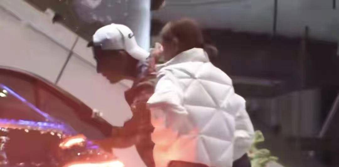 设计 窦骁携女友深夜聚会！俩人憔悴不堪肤色蜡黄，何超莲黑眼圈更严重