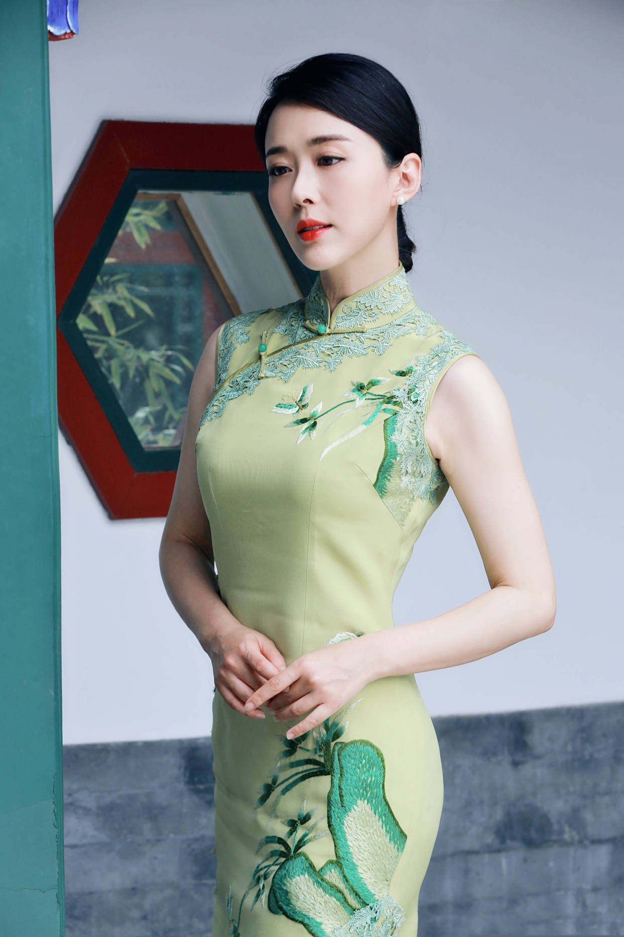 曲线 被颜丹晨的身材惊艳!穿改良旗袍曲线窈窕温婉优雅,真不像中年人