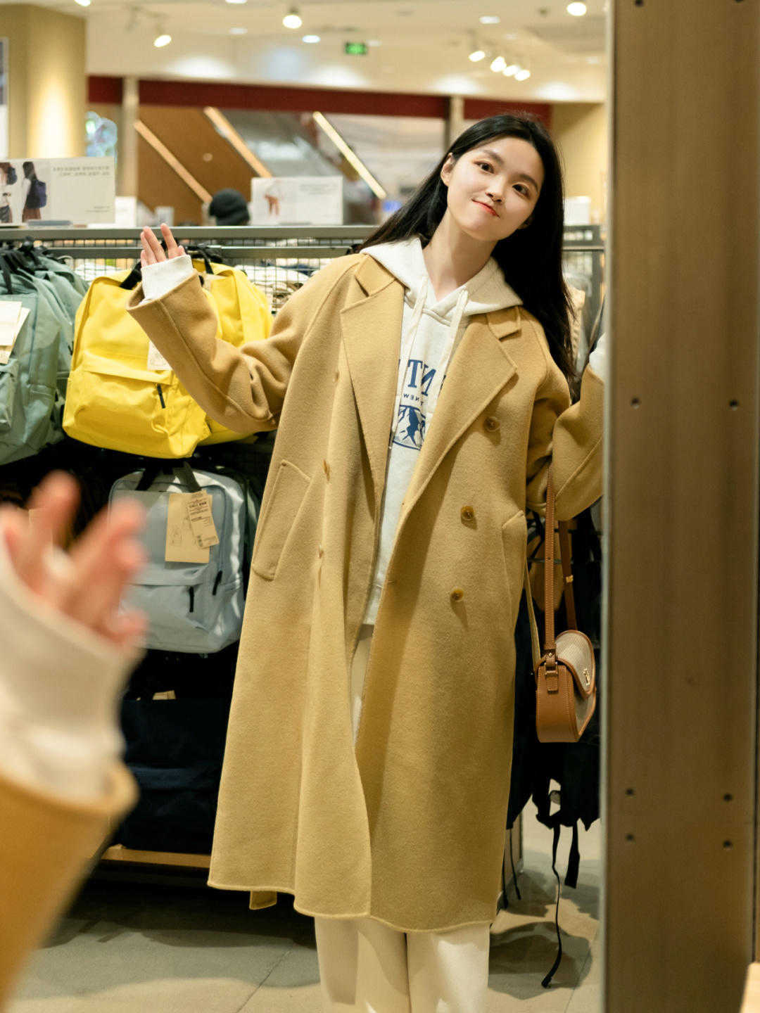 是属于 冬天必备的“大衣”，搭配半身裙或者牛仔裤温柔又洋气，时髦大方