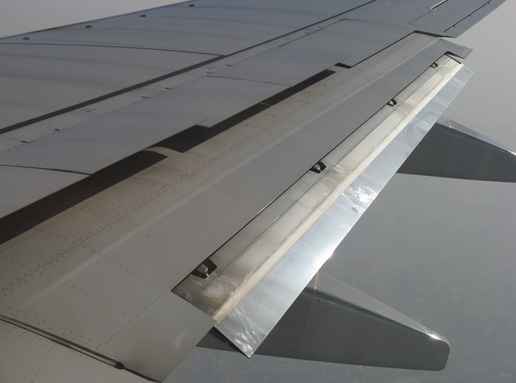 有朋友可能会问,飞机在空中飞行时也见过扰流板是张开的,这又是为什么