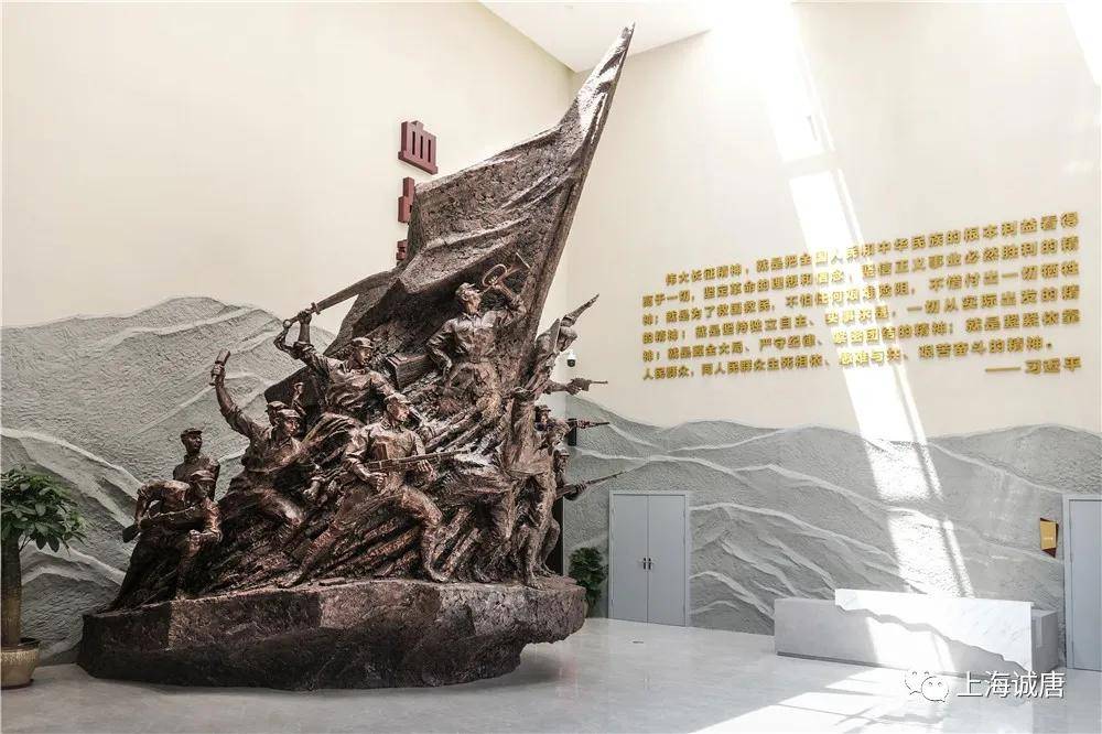 纪念馆序厅内,诚唐策划团队以"血战新圩"为主题打造艺术雕塑群组,中心