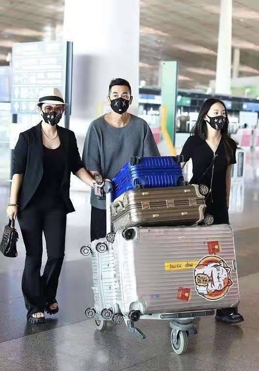 颜色 赵文卓老婆罕见公开露面，穿西装裙大气端庄，但妆太浓不真实！