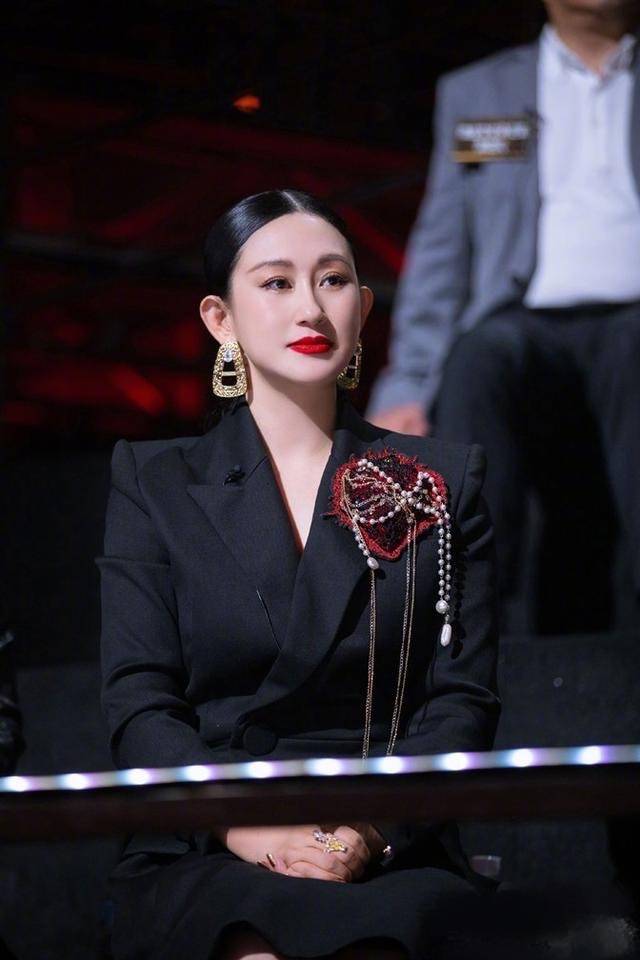 颜色 赵文卓老婆罕见公开露面，穿西装裙大气端庄，但妆太浓不真实！