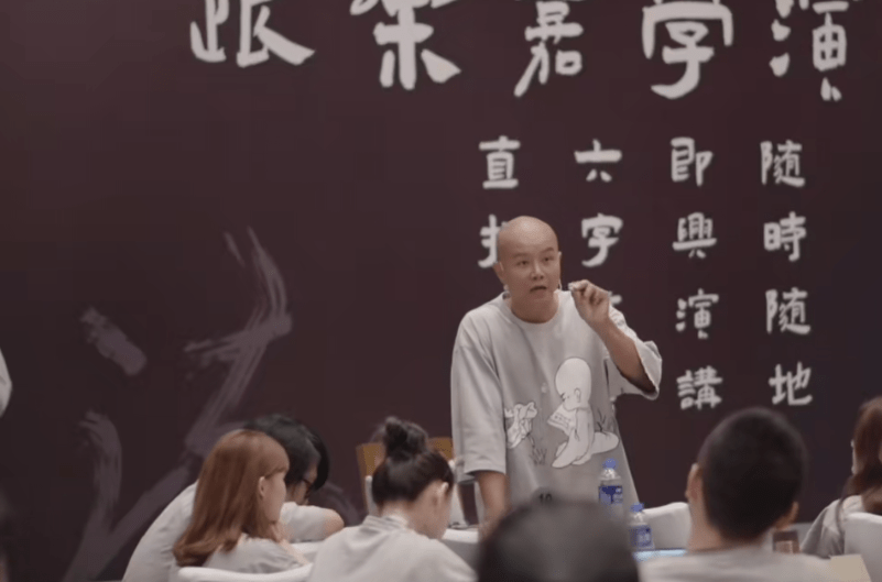 乐嘉|47岁乐嘉开演讲会，台下挤成一片，现靠演讲捞金比以前主持赚钱