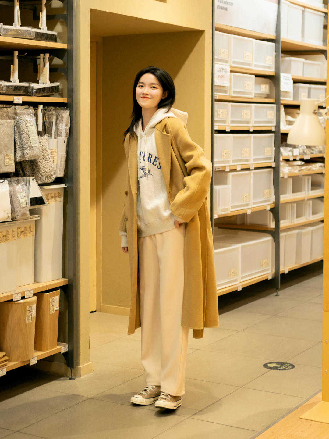 是属于 冬天必备的“大衣”，搭配半身裙或者牛仔裤温柔又洋气，时髦大方