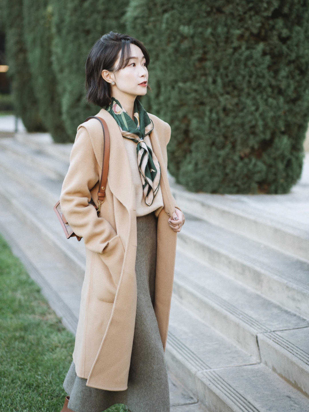 是属于 冬天必备的“大衣”，搭配半身裙或者牛仔裤温柔又洋气，时髦大方