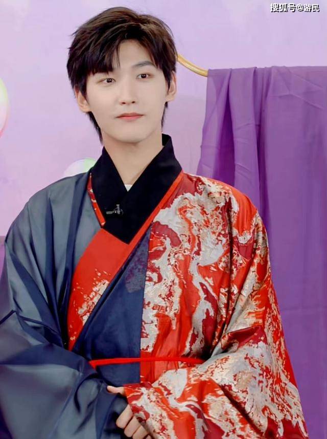 网友 “国风美少年”邢昭林,穿汉服娇羞又搞笑,网友却直言:太娘了!