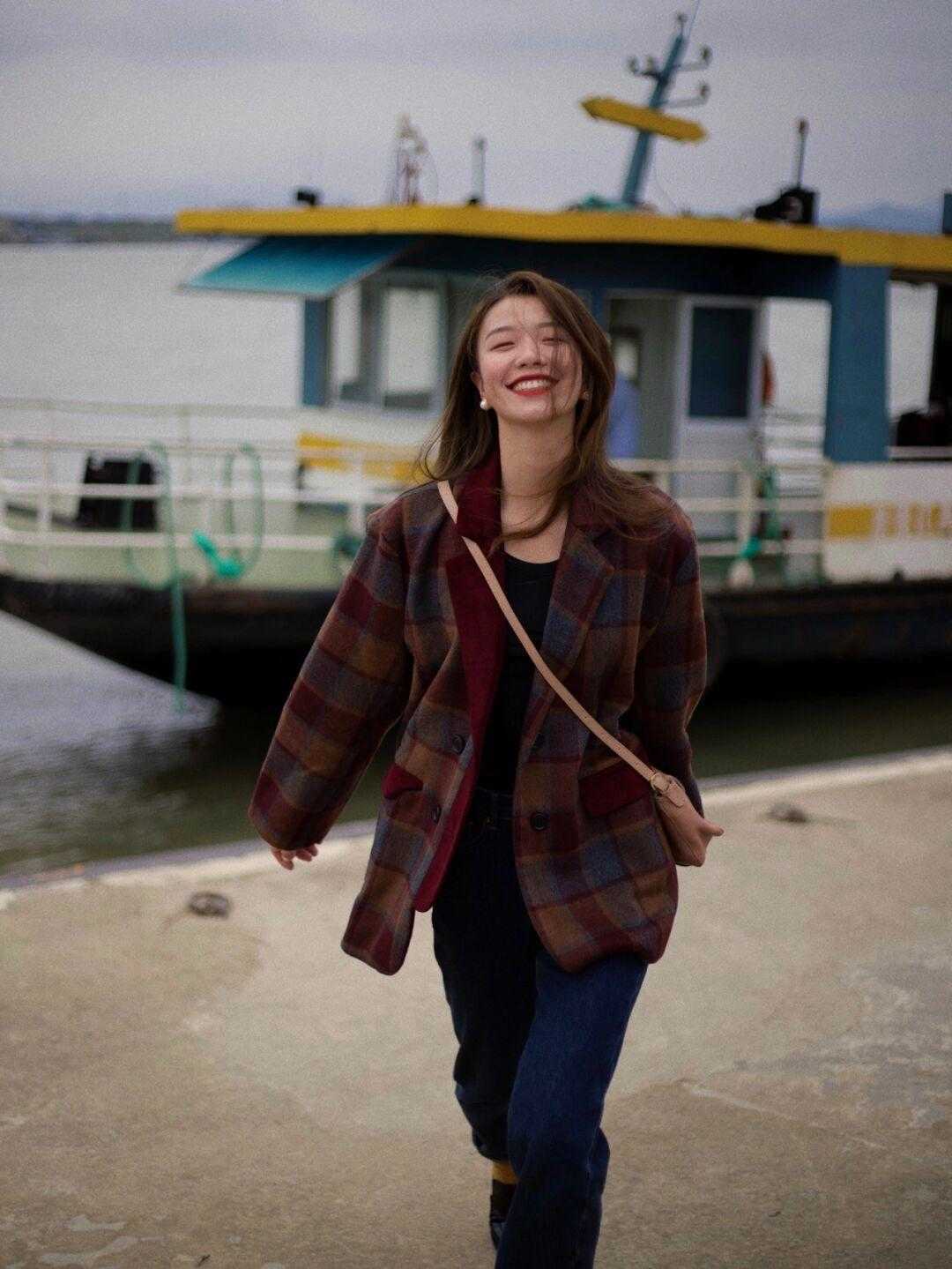 显得 格纹西装才是今年最in单品，配牛仔裤、半身裙都时髦，百搭又洋气