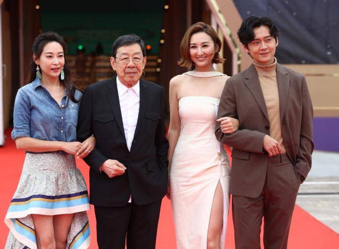 陈自瑶|TVB红毯现场照曝光，74岁汪明荃撑场面，女艺人不惧寒冷大秀身材