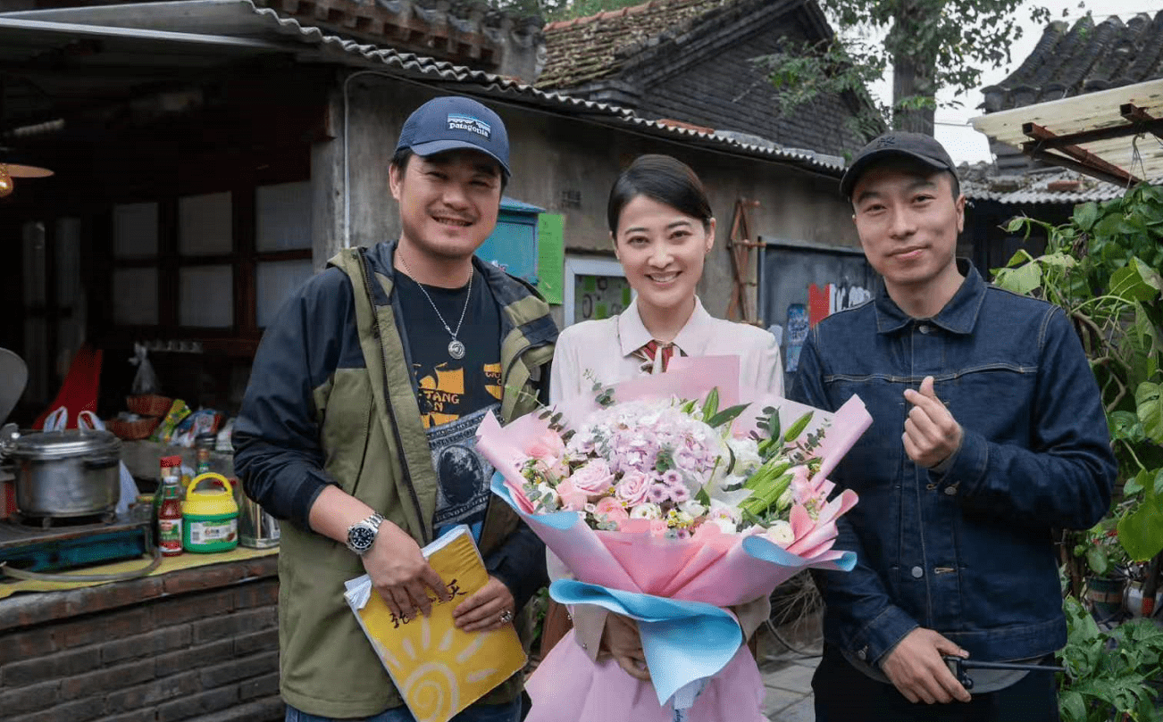 梅亭 46岁梅婷跟海清飙戏超期待,新剧要大火!杀青照穿衬衫美貌出众