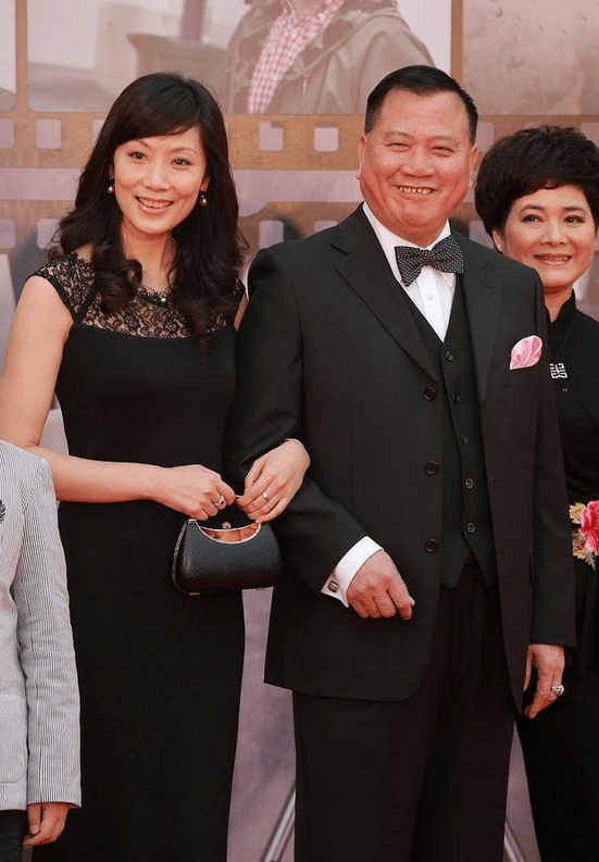 万梓良 万梓良小16岁娇妻太惊艳，穿黑裙搭斜刘海，尽显空姐端庄的气质