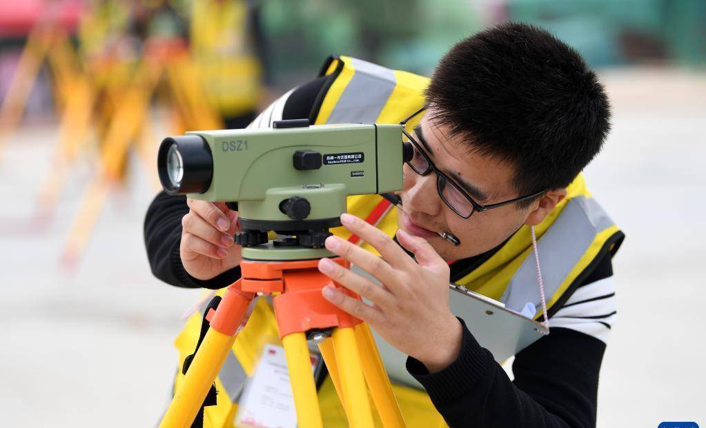 10月22日,青年技术能手在测量实操比赛中比拼.