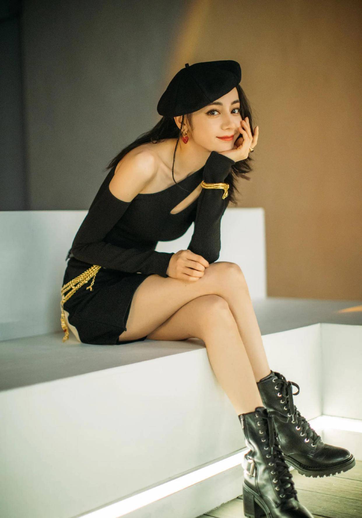 黑色 迪丽热巴自带“御姐范”，哈雷帽搭露肩针织裙，不愧是杨幂的爱徒