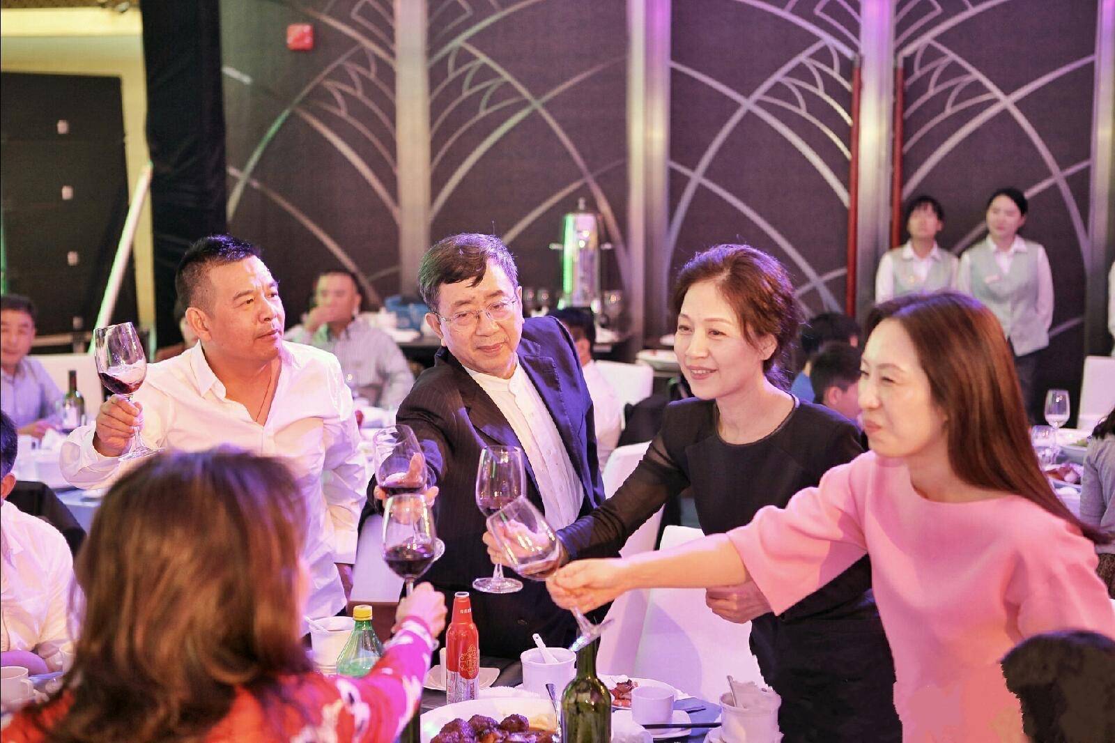 面料 奔六的马兰依然很美，黑色系穿搭高雅贵气，和余秋雨甜蜜如新婚