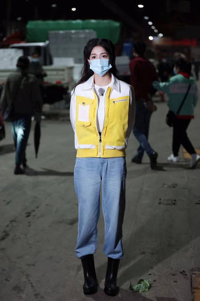 白鹿大 看不出杨颖比白鹿大5岁,同穿拼色夹克配牛仔裤,好似清纯学姐