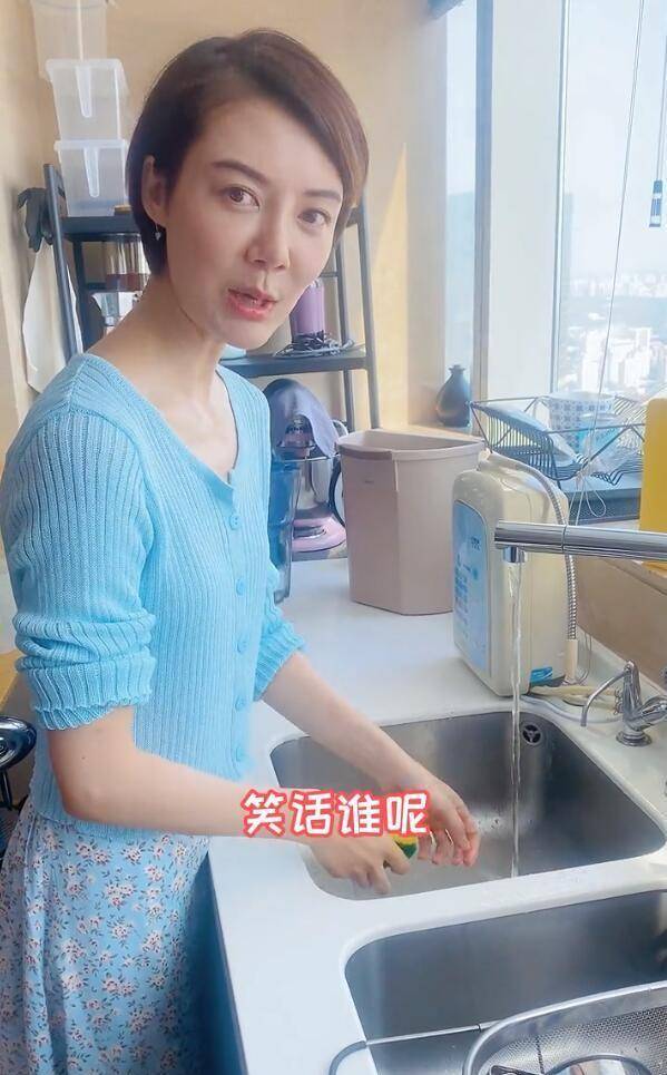 冷色 车晓穿针织衫身材平坦，虽时尚但瘦得少了女人味，还是增点肥吧