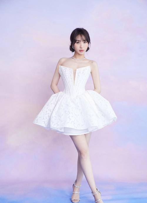 好身材 黄晓明真有艳福！前女友李菲儿穿蓬蓬裙藏不住好身材，美得真撩人