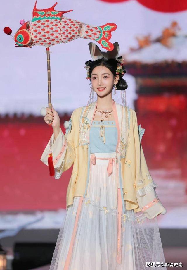 凤凰仙她们不像是来走秀，倒像是天上仙女来“赴宴”的！