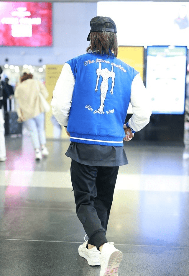 脖子 言承旭穿衣还有偶像包袱，T恤比夹克长半截，看脖子显出老态