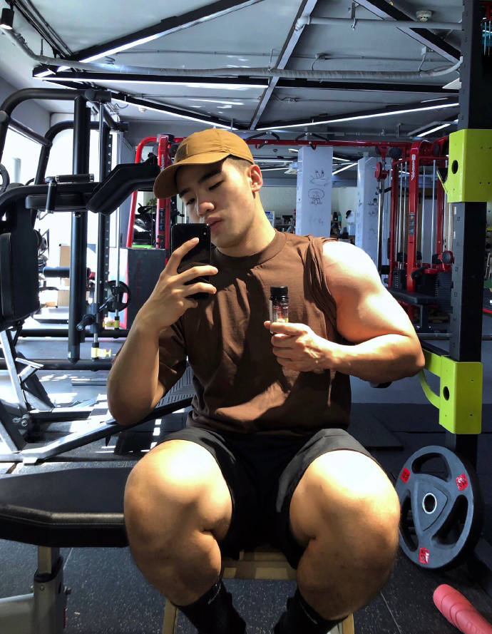 大鼻子厚嘴唇小哥愛健身，鍛造出肉壯好身材，肌肉大腿粗壯給力！ 健身減肥達人 第4张