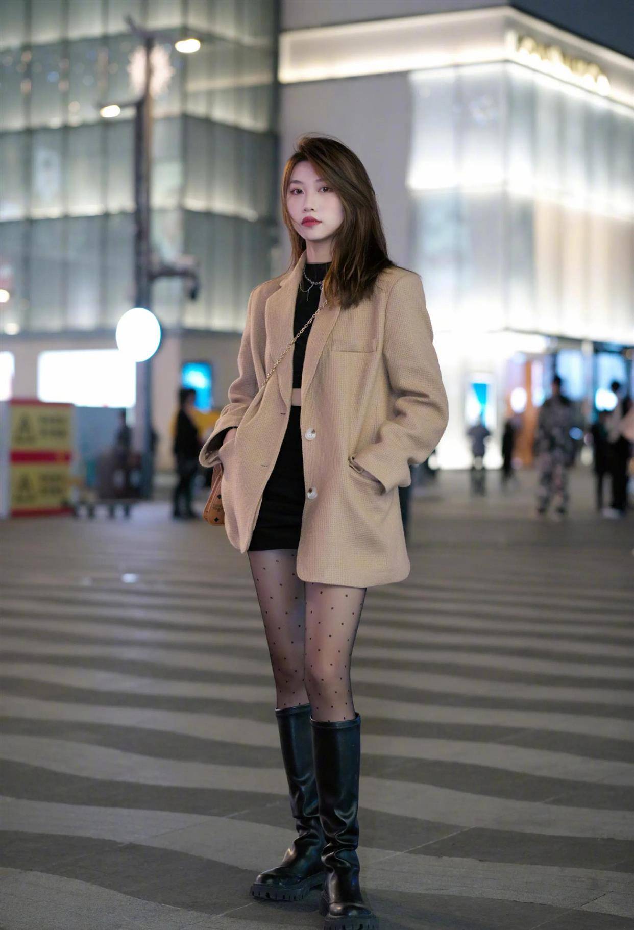 黑色 迪丽热巴自带“御姐范”，哈雷帽搭露肩针织裙，不愧是杨幂的爱徒