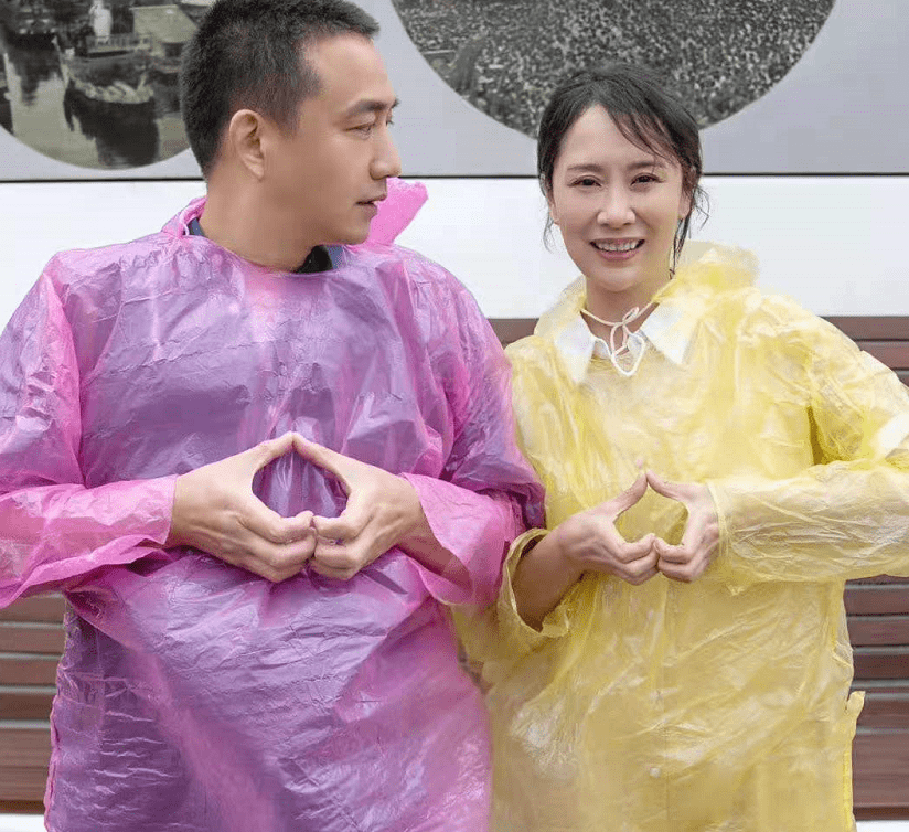 梅亭 46岁梅婷跟海清飙戏超期待,新剧要大火!杀青照穿衬衫美貌出众