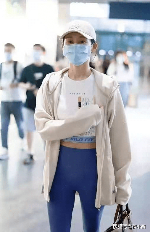 身材 郑恺老婆苗苗挺自信的，穿白色裙“挖个洞”，这“身材”果真好看