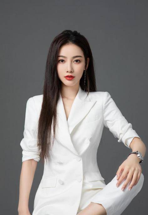 设计 《扫黑风暴》思思晒美照，穿着时尚飒爽，秀出完美的御姐范