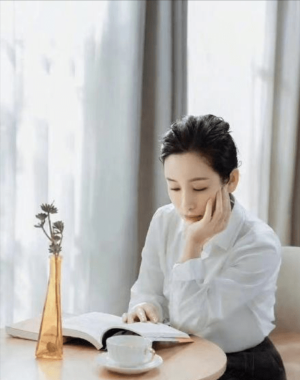 小丸子 43岁秦海璐晒秋日氛围写真，身穿毛衣温柔恬静，手捧书卷气质高级