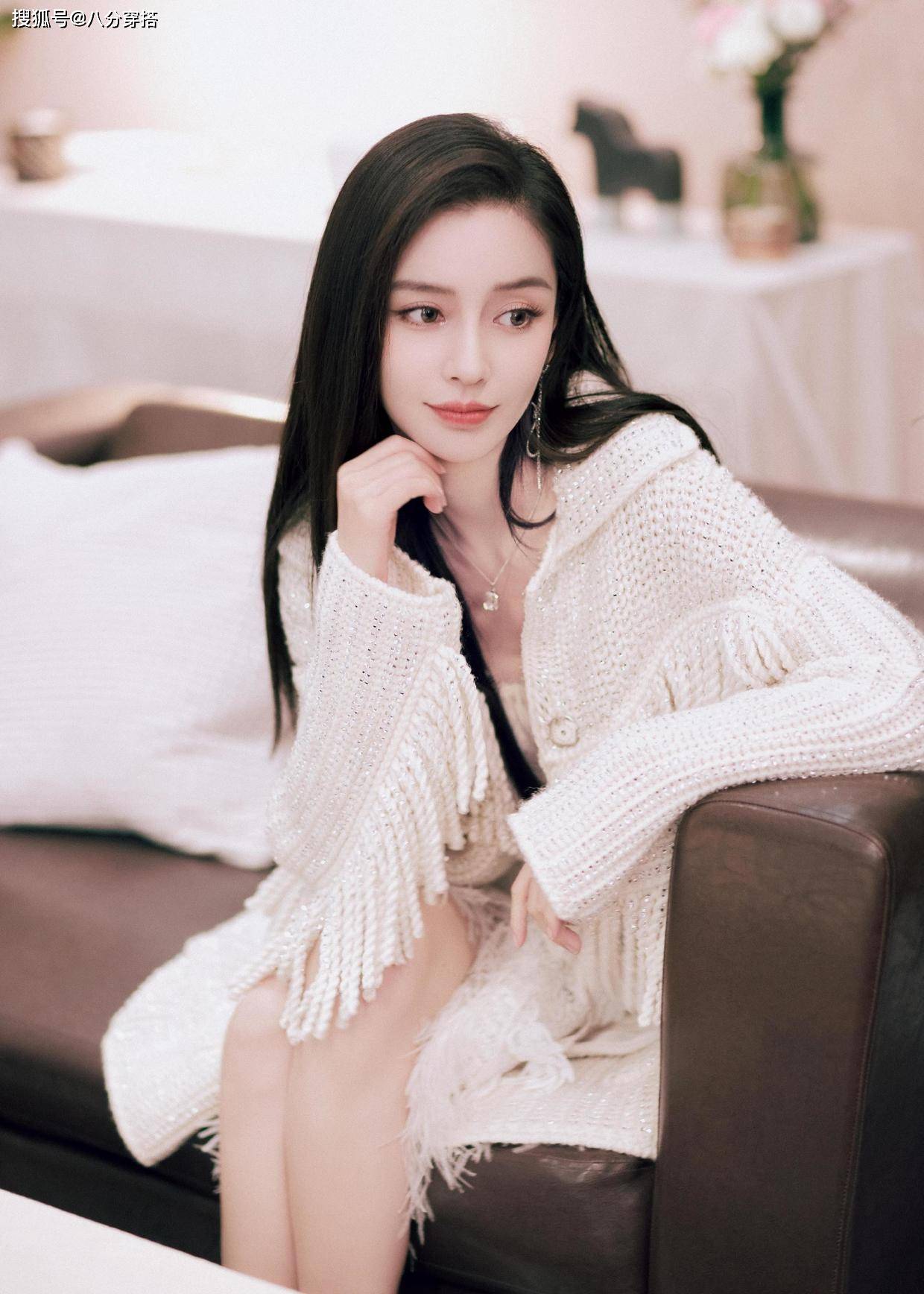 进行 Angelababy颜值高就是任性，穿羽毛裙配针织开衫都有少女感，超美