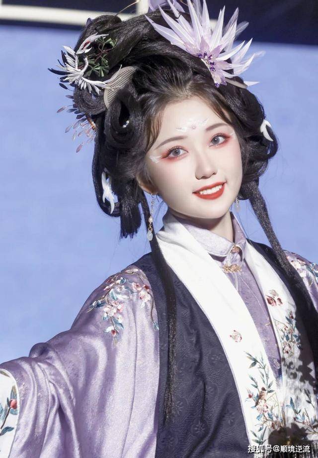 凤凰仙她们不像是来走秀，倒像是天上仙女来“赴宴”的！