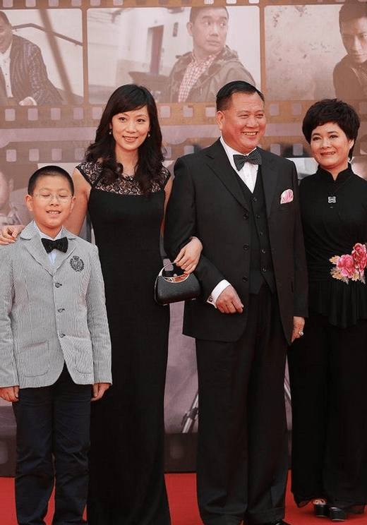 万梓良 万梓良小16岁娇妻太惊艳，穿黑裙搭斜刘海，尽显空姐端庄的气质
