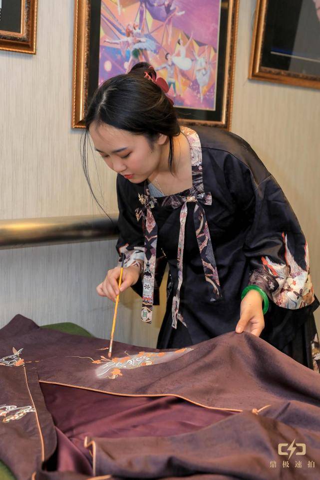 纳兰 非遗满绣刘思彤助力大型昆曲《林徽因》在京首演成功