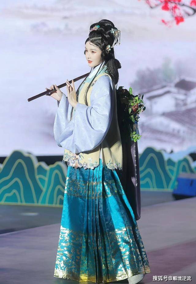 凤凰仙她们不像是来走秀，倒像是天上仙女来“赴宴”的！