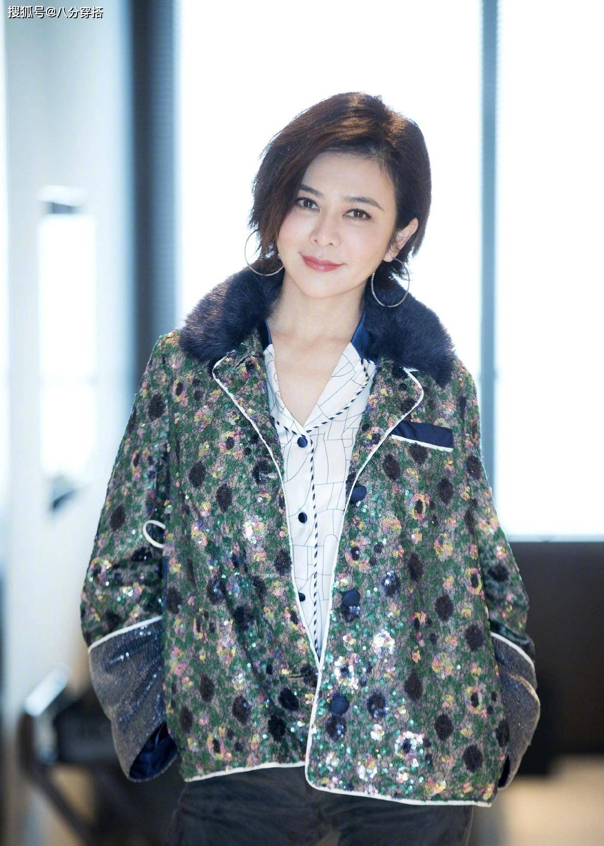 黑色 粉白配太温柔，关之琳粉色套装配白衬衫干练又知性，温柔又减龄