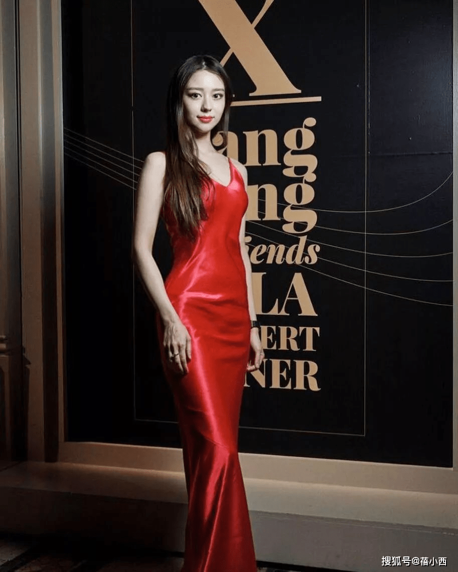 身材 吉娜当妈后身材逆天了，穿酒红色针织衫秀蚂蚁腰，朗朗真是赚到了