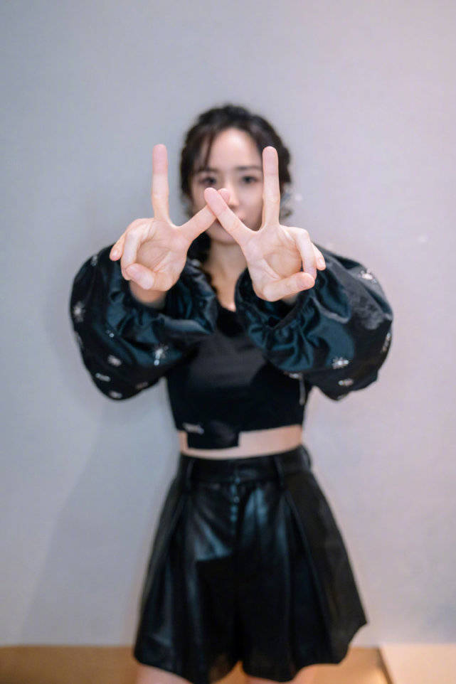 卫衣 杨幂为美太拼了！卫衣+薄纱裙秀美腿，全黑look依旧烘托出高级感