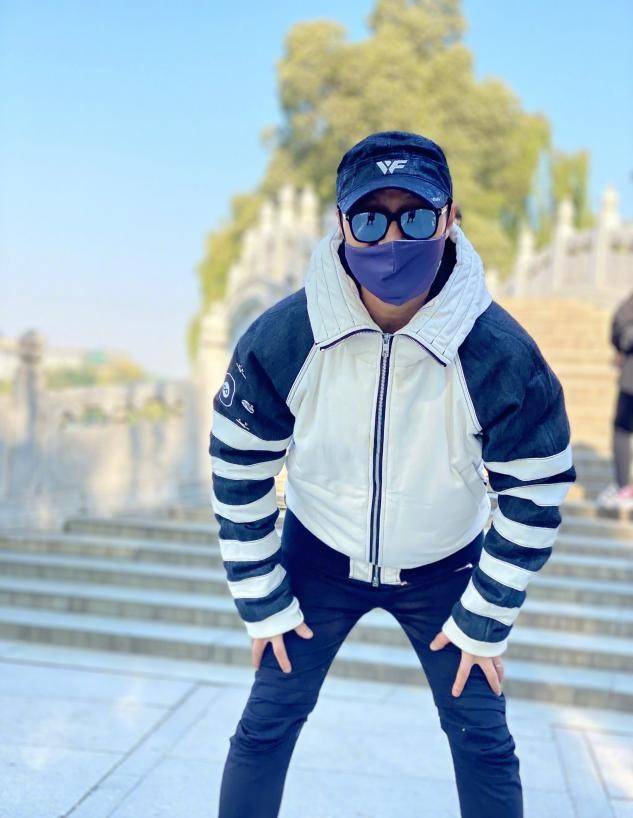 饰品 章子怡一家出游不带大女儿，儿子打扮比姐姐还娇俏，她瘦太狠显老