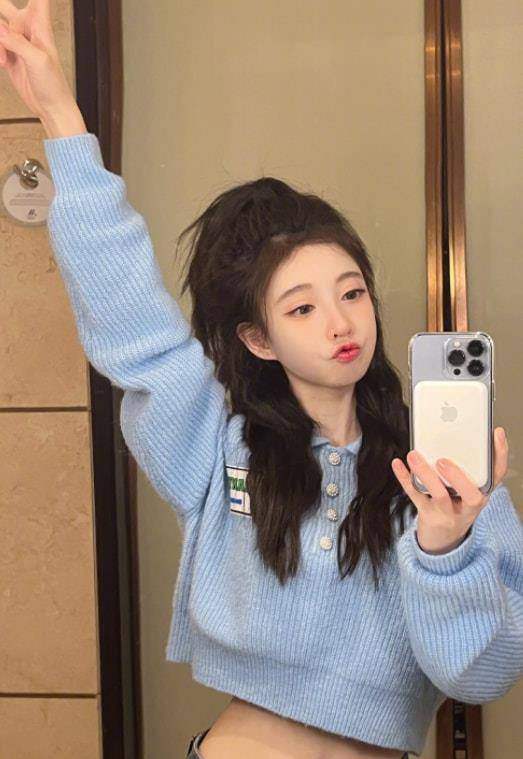 专辑冯提莫纯素颜出镜，为新专辑宣传造势，皮肤水嫩浓浓少女感