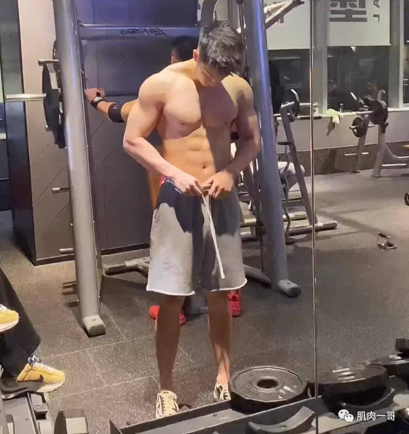 健身|194cm夜店猛男脱衣秀肉引发尖叫，这肉体谁顶得住啊